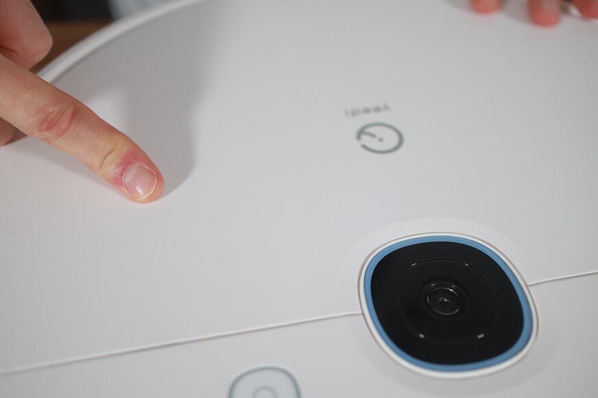 Матовая поверхность Yeedi Vac Max видна на снимке крупным планом